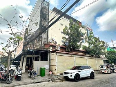Bâtiment À louer de 341 m² de terrain