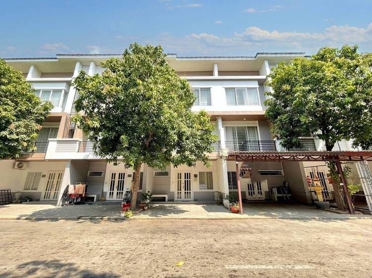 Maison en rangée À louer à Nirouth, Chbar Ampov, Phnom Penh