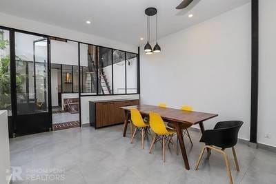 Flat House For Rent in Phsar Thmei I, Daun Penh, Phnom Penh
