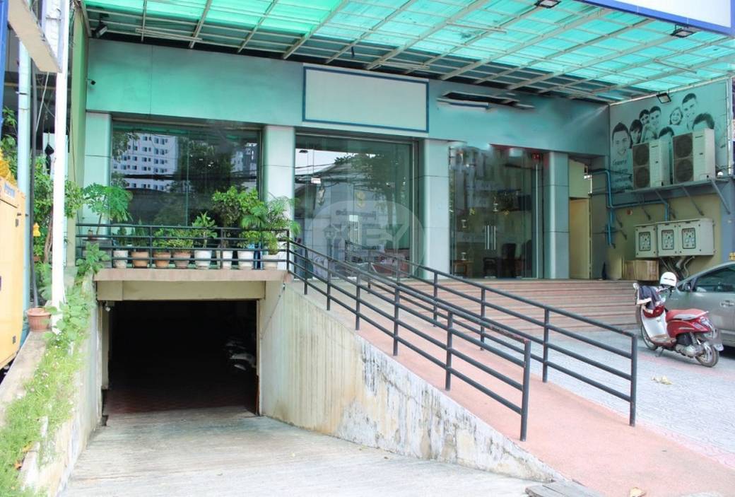 Bâtiment À louer de 520 m² de terrain