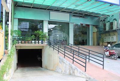 Bâtiment À louer de 520 m² de terrain