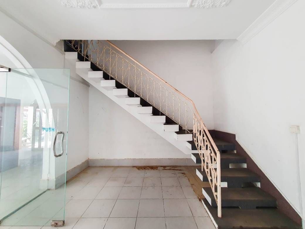 CommercialShophouse สำหรับเช่า พื้นที่ใช้สอย 450 ตร.ม. ใน Daun Penh