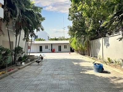 Bâtiment À louer de 1,200 m² de terrain