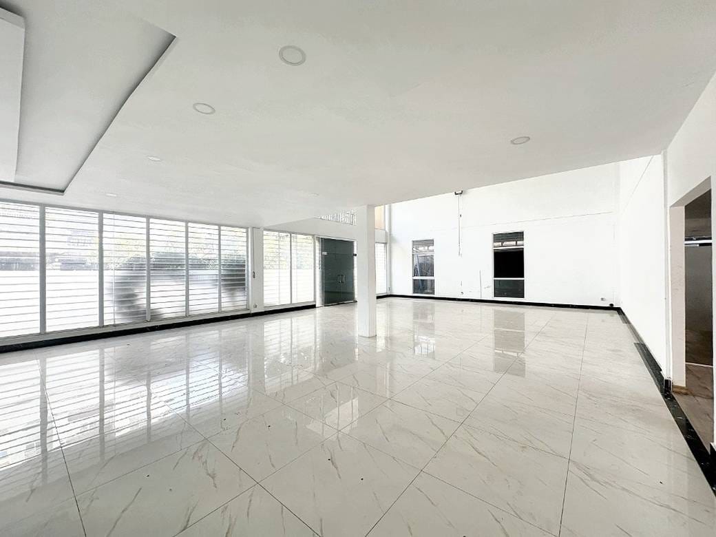 Bâtiment À louer de 1,200 m² de terrain pour $8,500