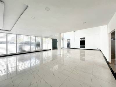 Bâtiment À louer de 1,200 m² de terrain pour $8,500