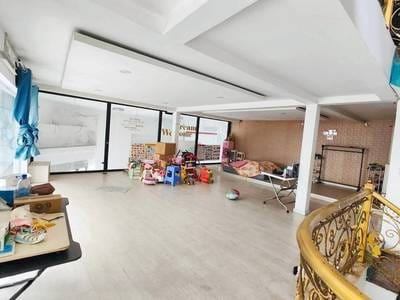 250平方米土地面积的建筑出租，价格$2,800