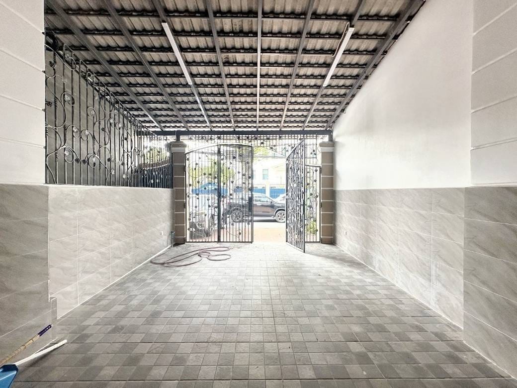 180 sqm Land Size CommercialShophouse For Sale & Rent