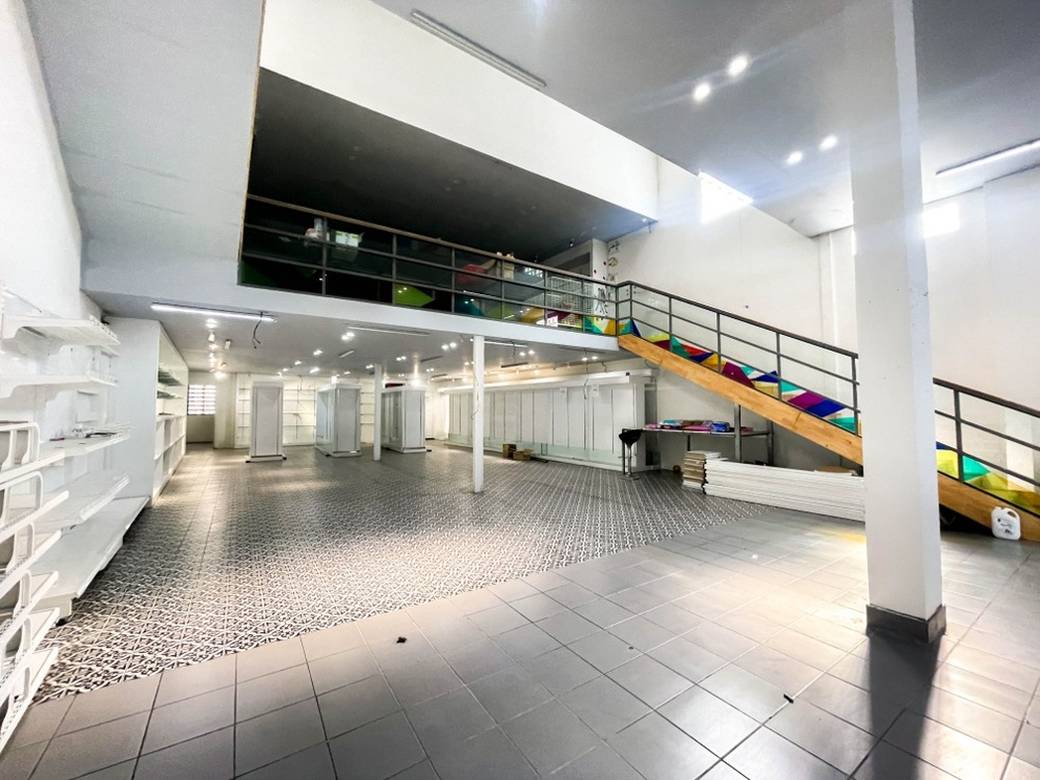 1,216 sqm Living Size Шопхаус Для Аренды in Chbar Ampov