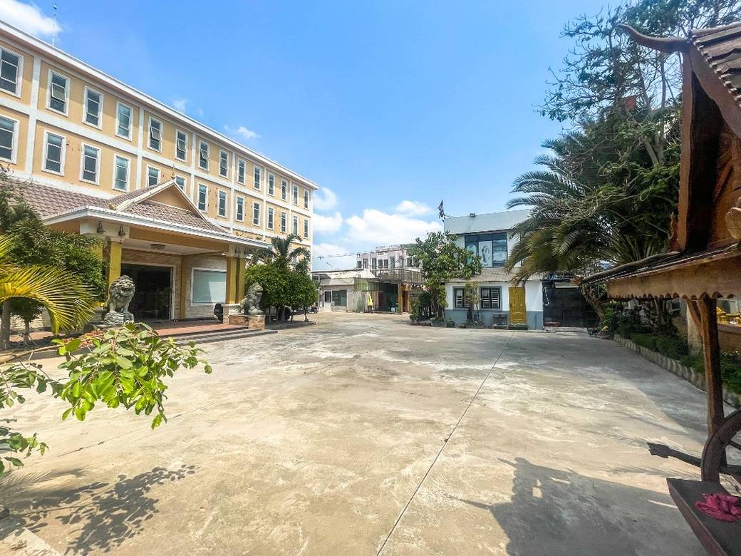Hotel For Rent with 15 Parking Space