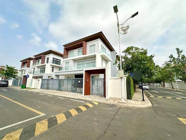 Villa For Rent in Preaek Lieb, Chroy Changvar, Phnom Penh
