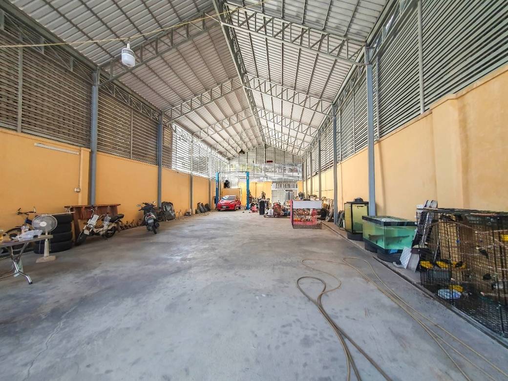 300 sqm Land Size Sklad K pronájmu