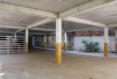 Bâtiment À louer de 540 m² de terrain