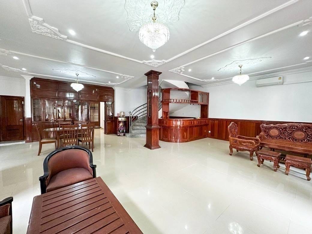 $1,200 Villa