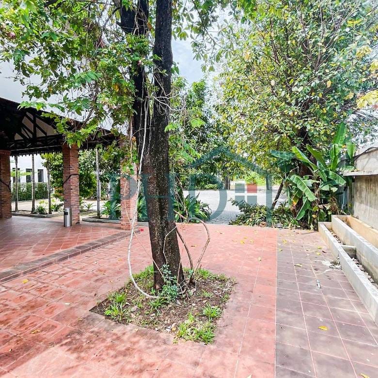 Bâtiment À vendre de 1,715 m² de terrain