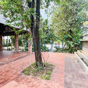 Bâtiment À vendre de 1,715 m² de terrain