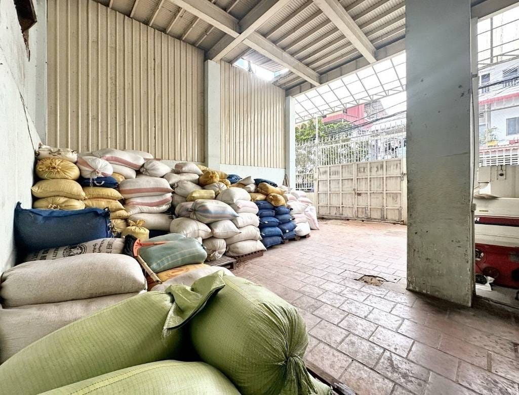 CommercialShophouse សំរាប់ជួល នៅ7 Makara តម្លៃ $4,000