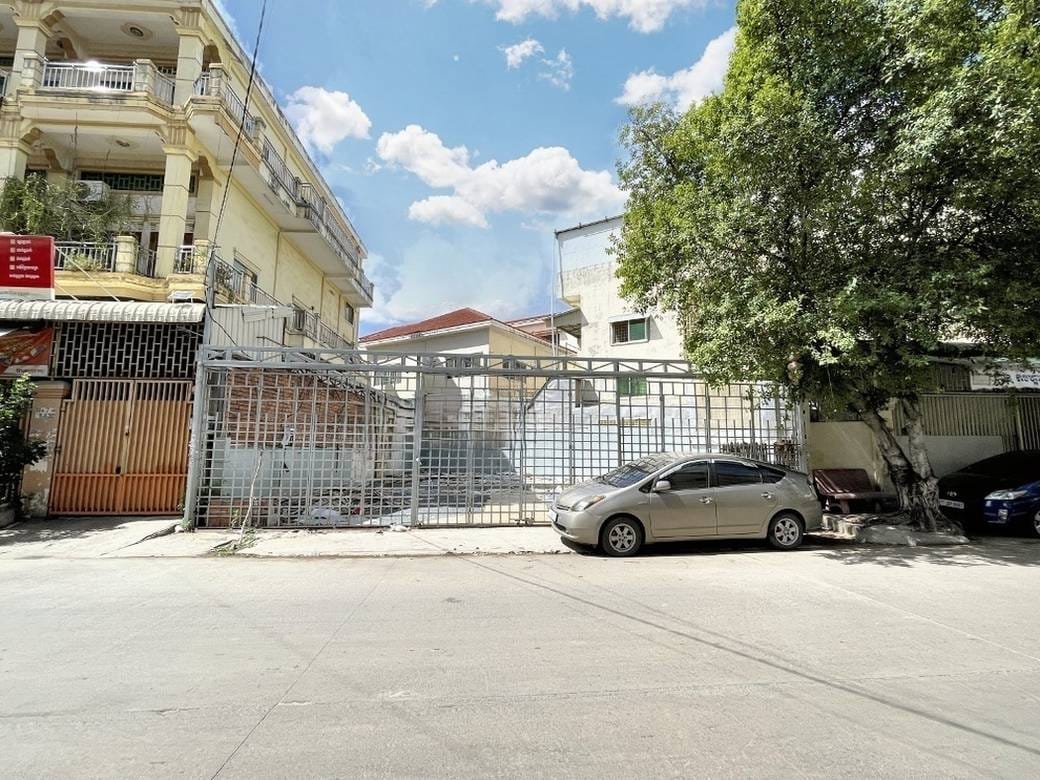 Lot For Sale & Rent in Chamkarmon $350,000