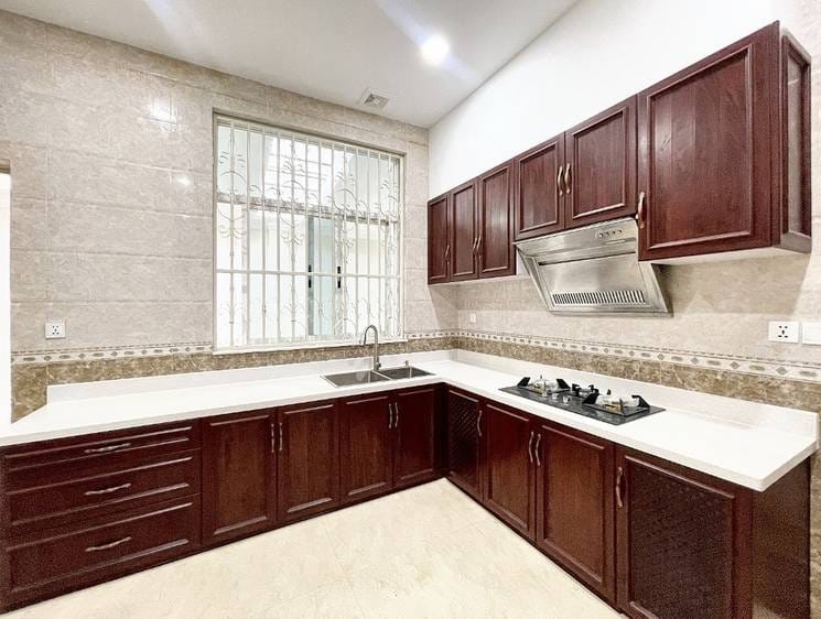 5 Bedrooms Vila K pronájmu