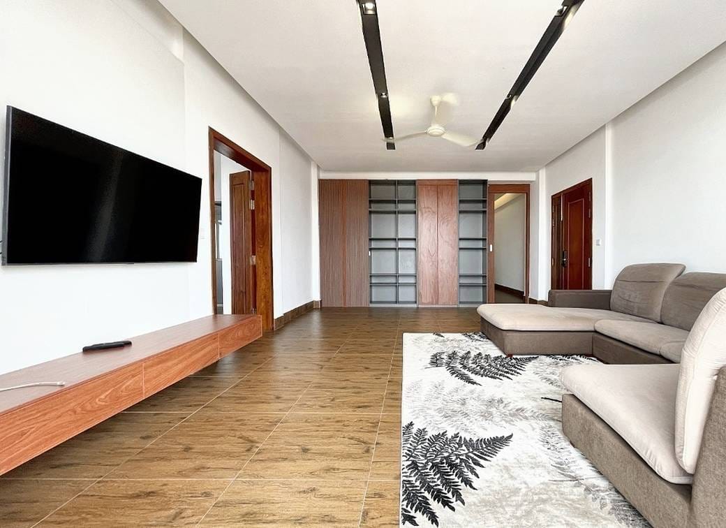 180 sqm Living Size Penthouse For Rent in Chamkarmon