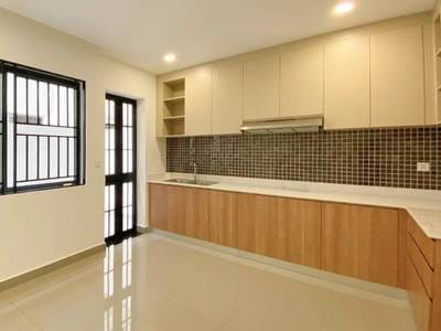 4卧室店屋出售，价格$295,000