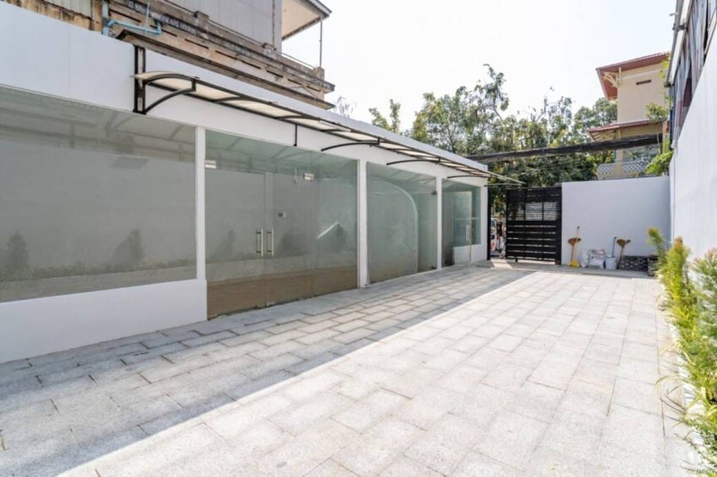 270 sqm Land Size CommercialShophouse K pronájmu