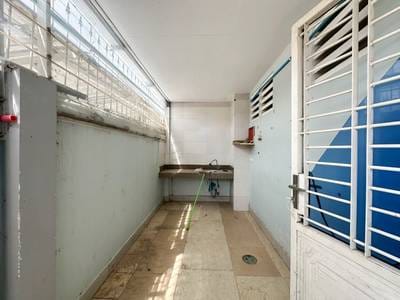 Bâtiment À louer de 386.1 m² de terrain