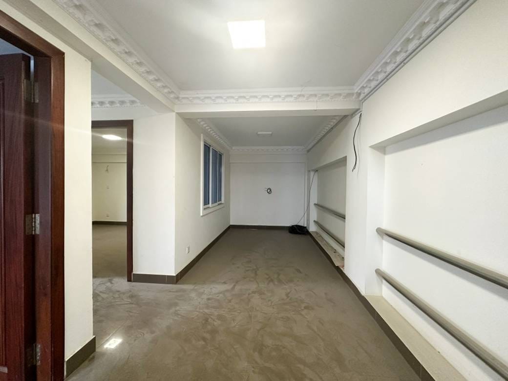 Bâtiment À louer à Russey Keo $2,300