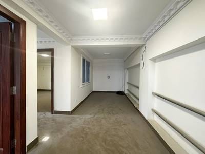 Bâtiment À louer à Russey Keo $2,300