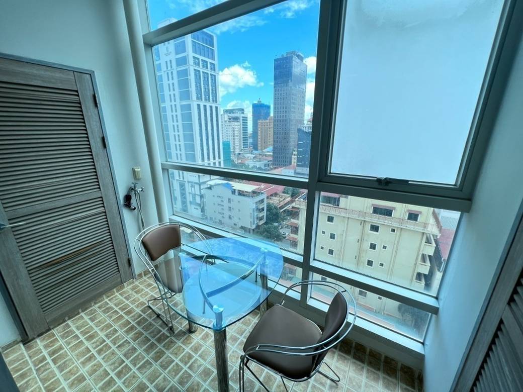 De Castle Royal Condominium | $1,800 Condo