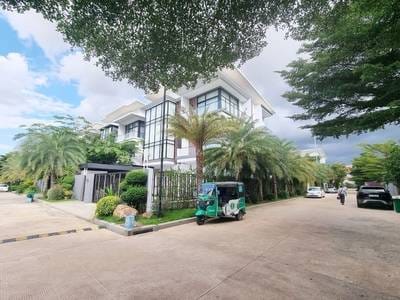 $1,300,000 Villa
