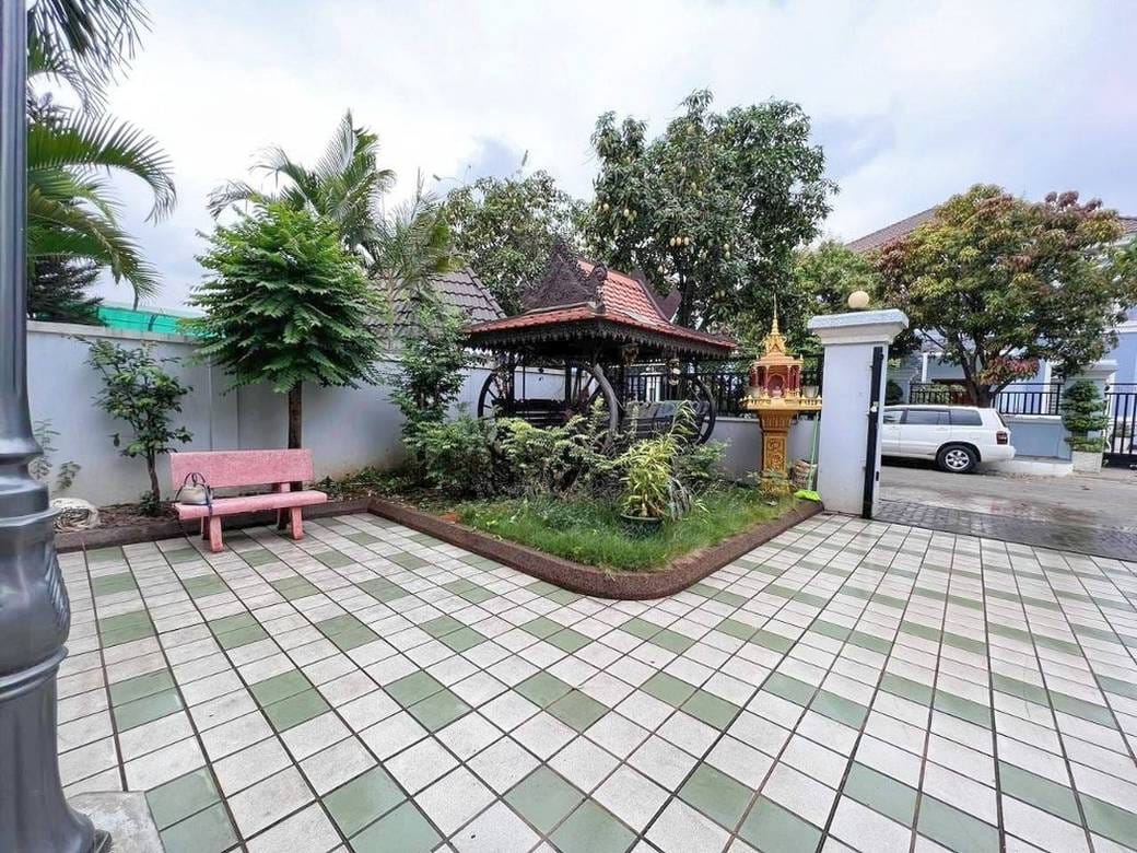 $2,300 Villa