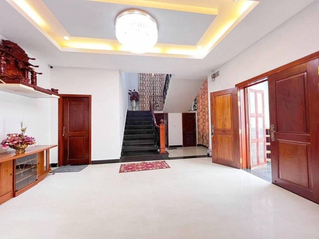 352.5 sqm Land Size Villa For Rent