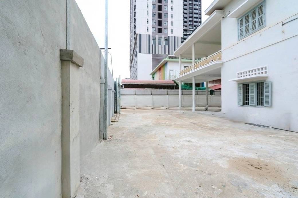 735 sqm Land Size Building For Rent