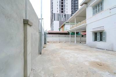 735 sqm Land Size Building For Rent