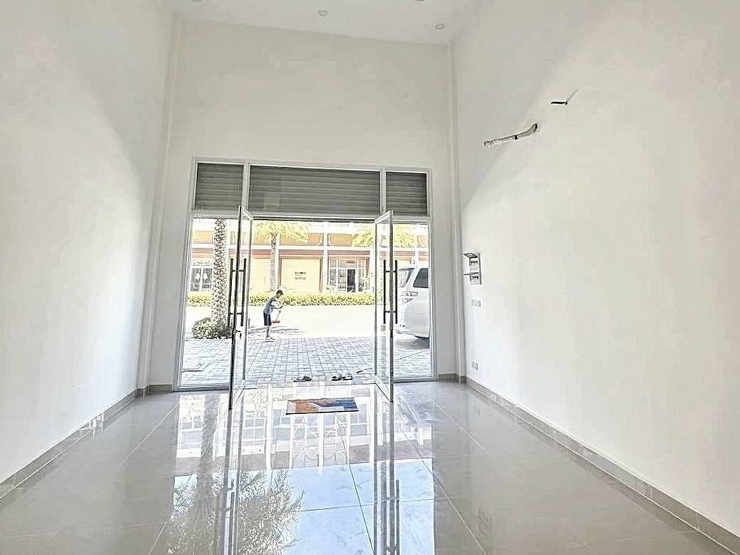 243 sqm Living Size Shophouse For Sale in Chroy Changvar