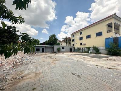 Relief À louer de 1,200 m² de terrain pour $4,000
