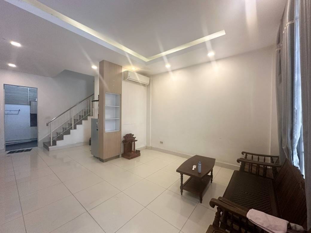 150 sqm Living Size Řadový dům K pronájmu in Sen Sok