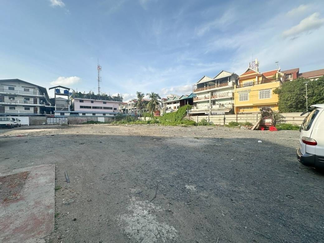 Lot À louer de 1,800 m² de terrain pour $3,000