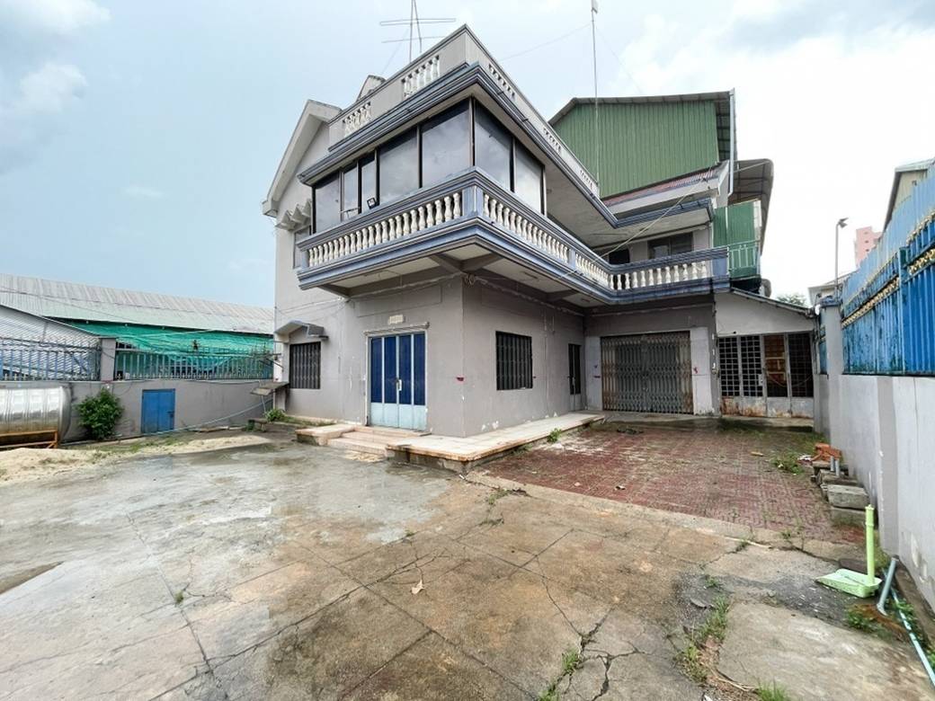$1,056,000 Pozemky