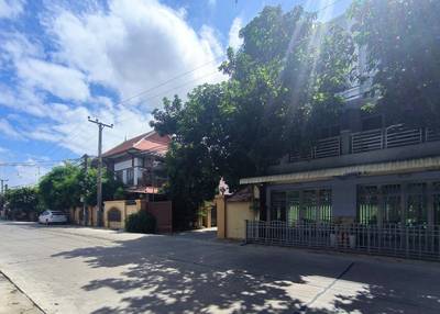 105 sqm Land Size Flat House For Sale