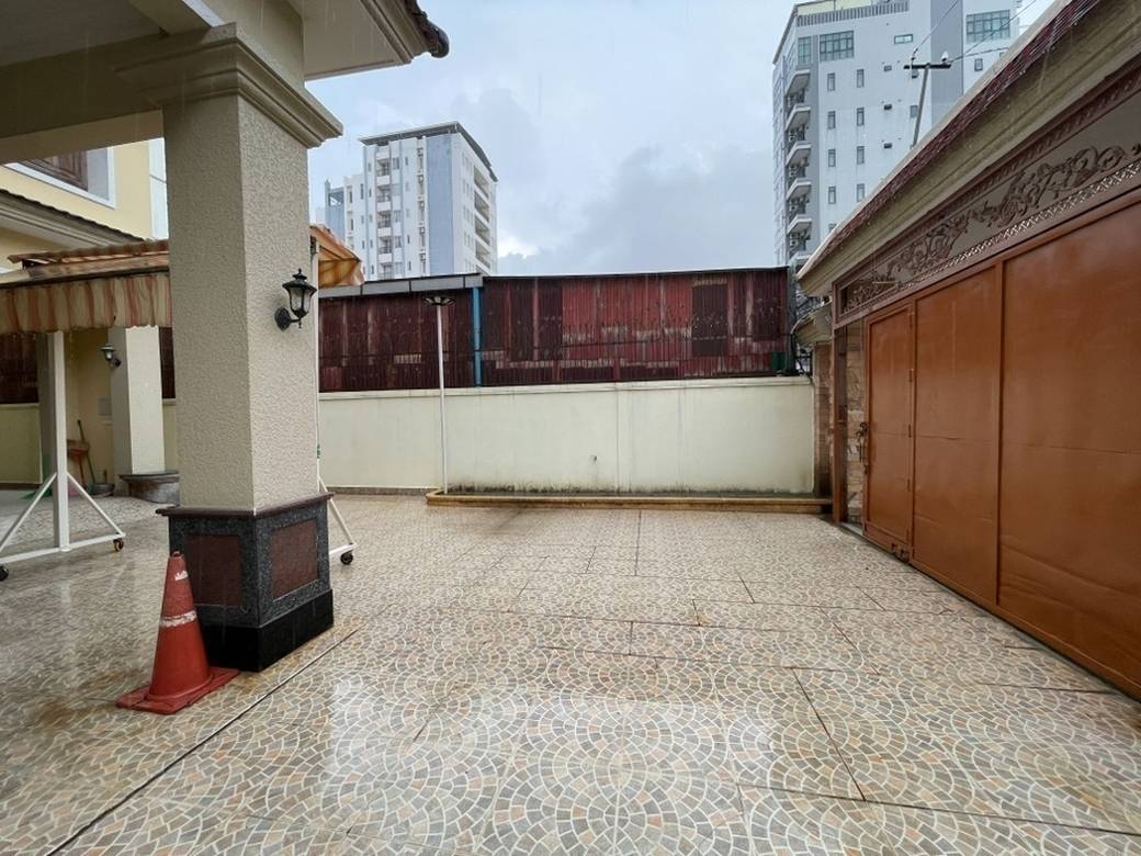 300 sqm Land Size Vila K pronájmu