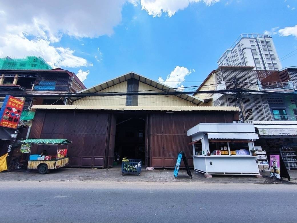 Entrepôt À louer de 425 m² de terrain