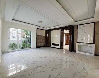 带3个停车位的House and lot出售