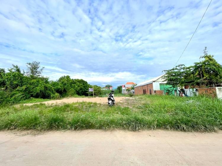 ដីលក់បន្ទាន់ ផ្លូវមុខក្រោយ នៅក្រុងតាខ្មៅ