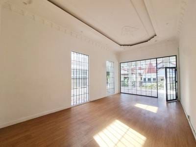 วิลล่า สำหรับเช่า พื้นที่ใช้สอย 300 ตร.ม. ใน Daun Penh