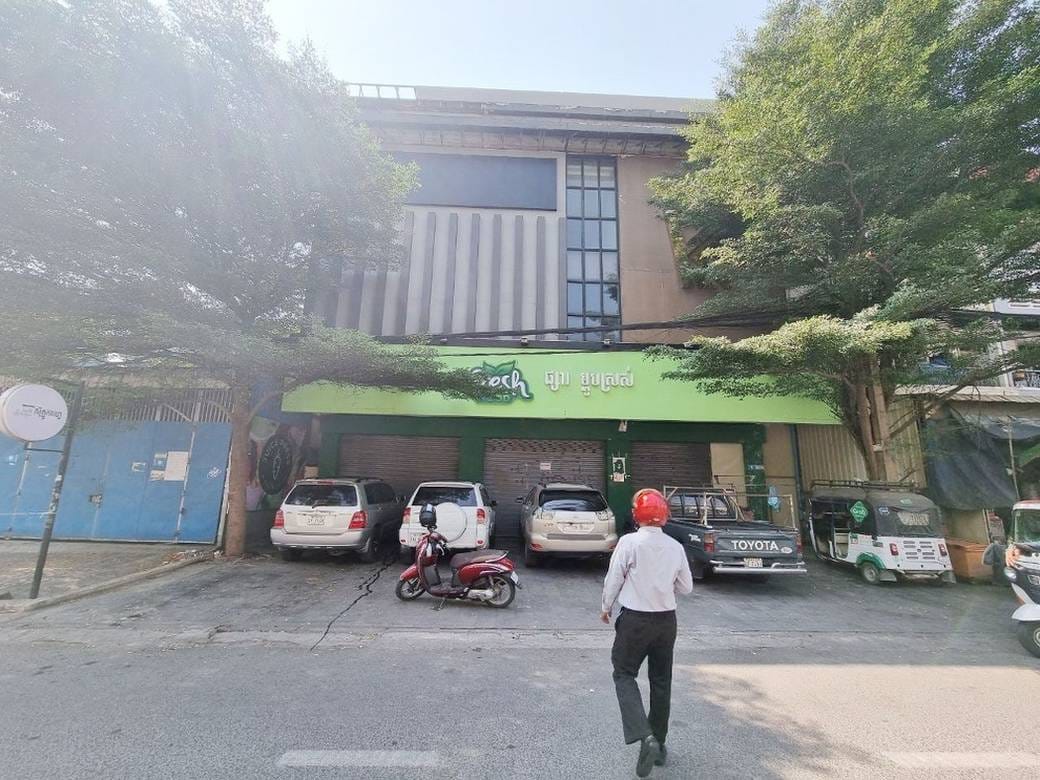 CommercialShophouse K pronájmu with 3 Parking Space