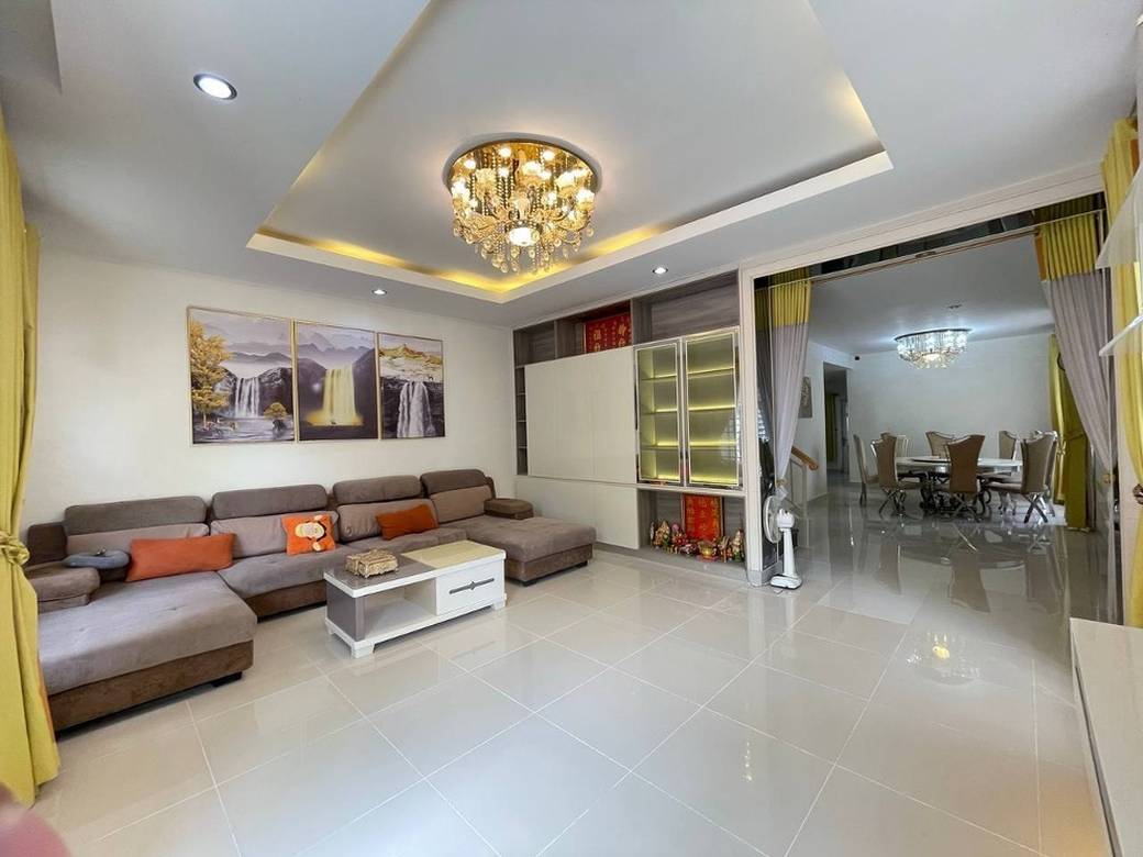 $290,000 Vila