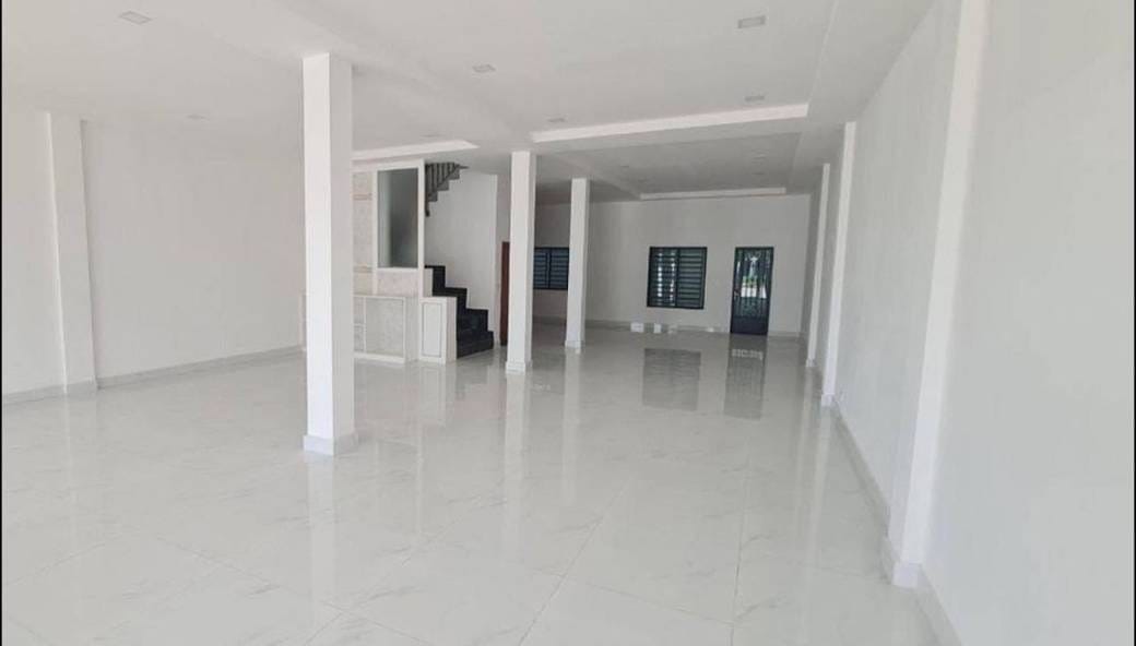 160 sqm Land Size Shophouse K pronájmu