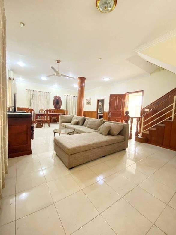 $1,600 Vila