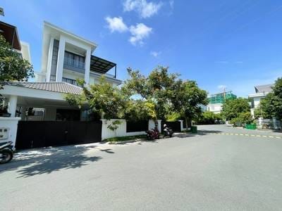 $1,600,000 Vila